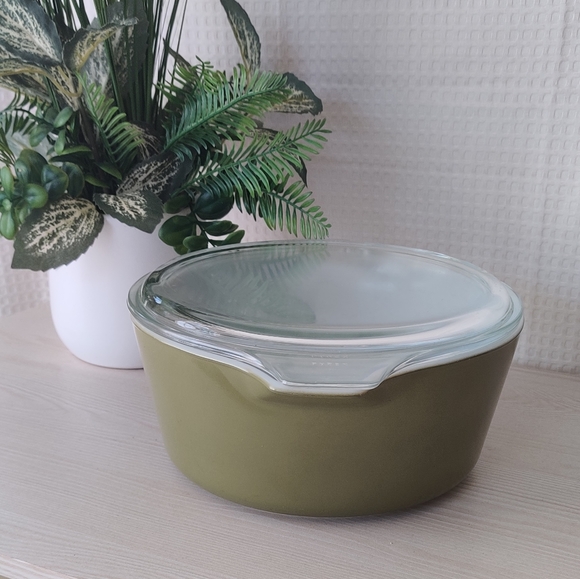 Vintage Olive Green Pyrex 2 1/2 Quart Casserole Dish with Lid - Picture 3 of 9